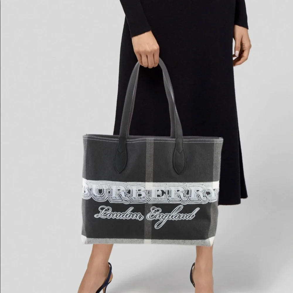 Burberry - Picture 2 of 16